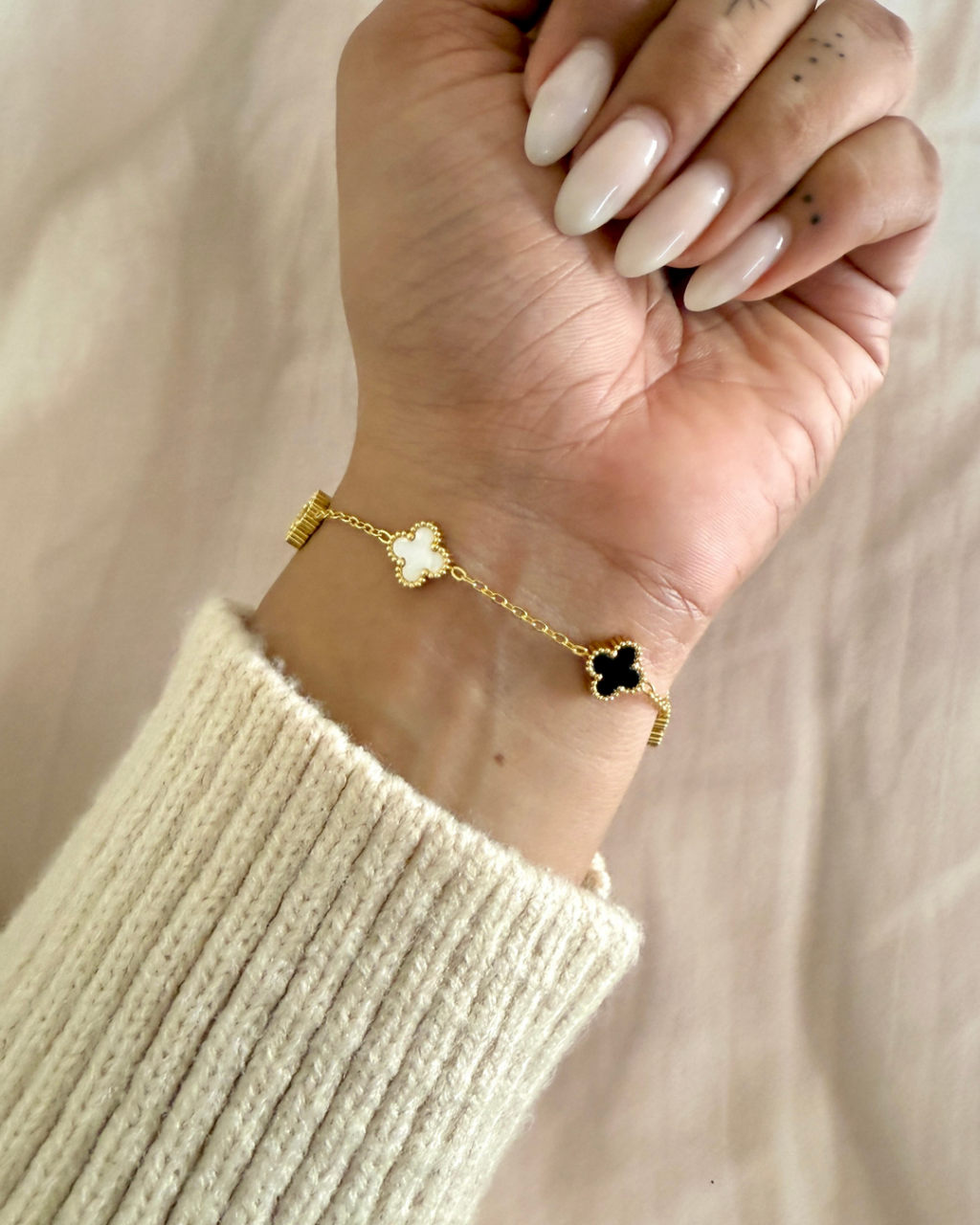 Clover black and white