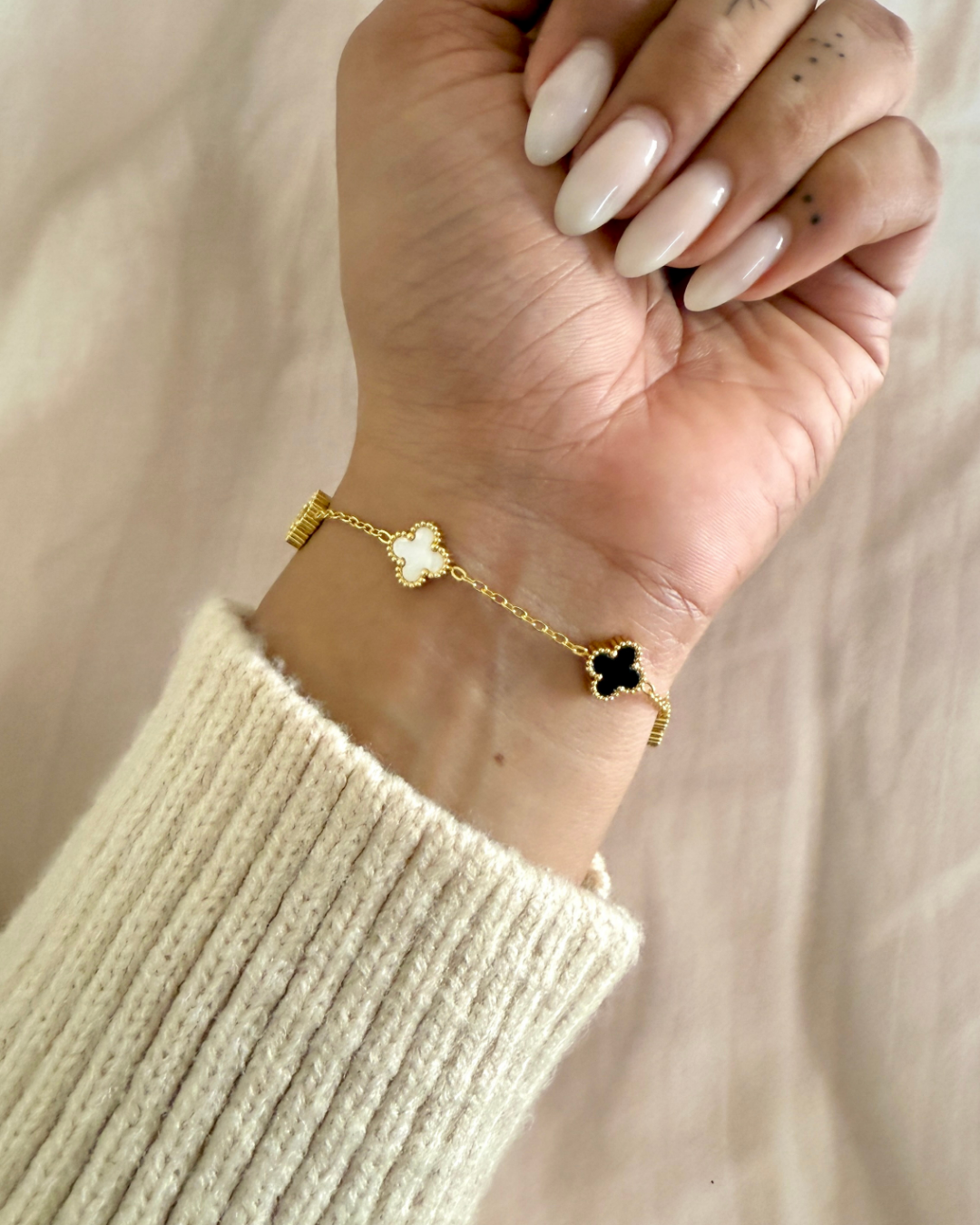 Clover black and white