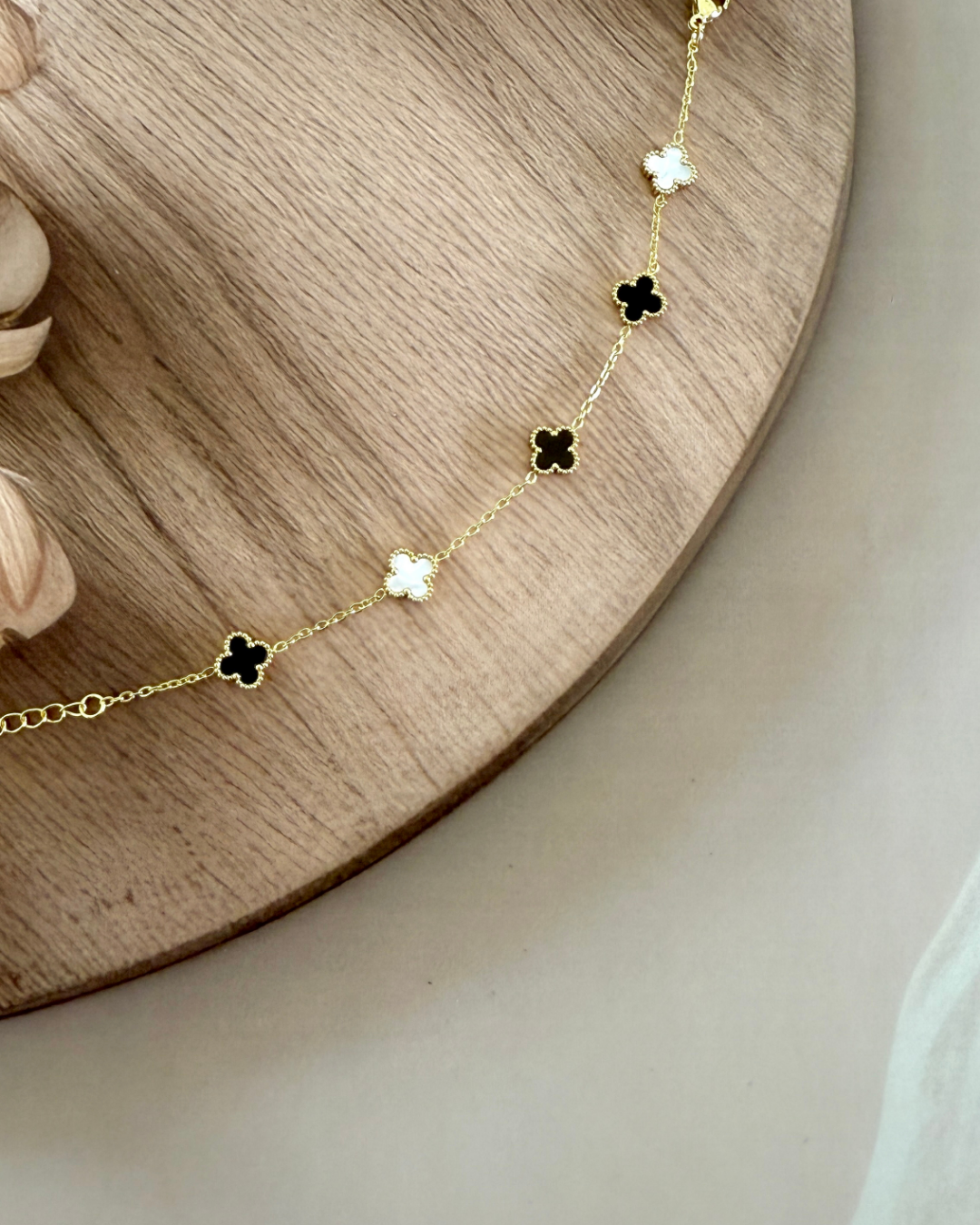 Clover black and white